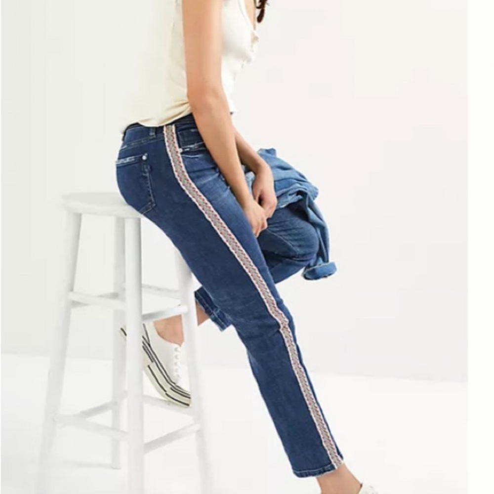 Anthropologie Pilcro NWT The Slim Boyfriend Embroidered Side tape Jeans